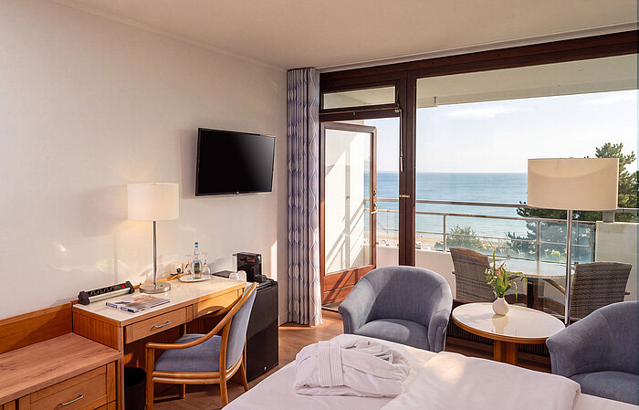 Superior Zimmer mit Schreibtisch, Sitzecke und Balkon mit Blick auf die Ostsee