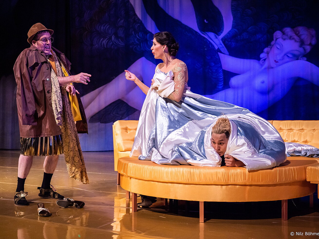 Theater Magdeburg Opernszene mit Darstellern in historischen Kostümen auf einer Theaterbühne während einer Aufführung