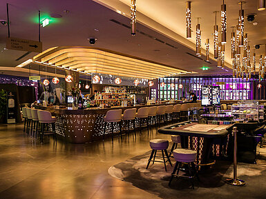 Stilvolle Hotelbar mit Spieltischen und moderner Beleuchtung im Maritim Hotel Plaza Tirana