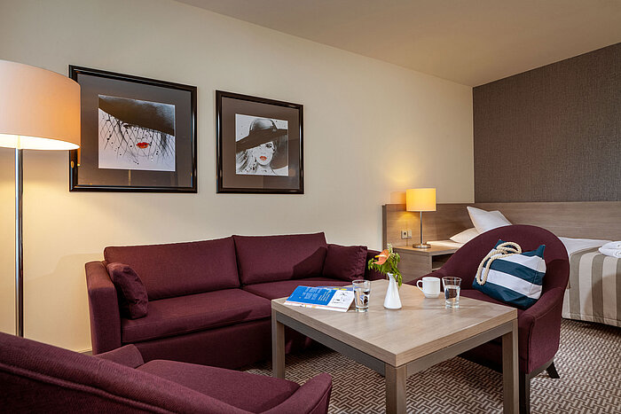 Classic Familienzimmer Gemütliche Sitzecke im Classic Familienzimmer des Maritim Hotel Königswinter mit Sofa, Sesseln und Couchtisch.
