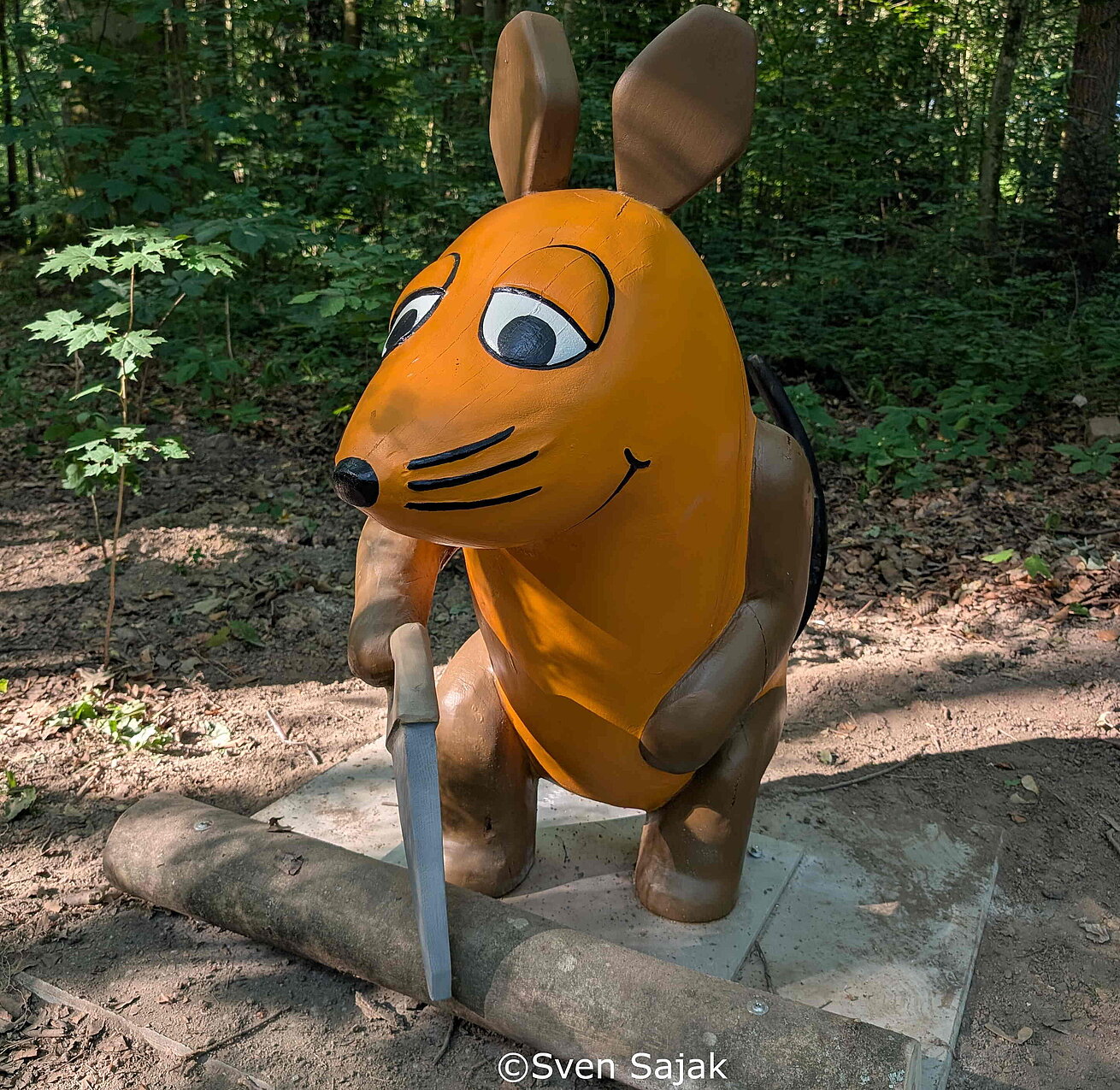 Eine Maus mit Säge auf dem Maus-NaturErlebnispfad in Bad Homburg