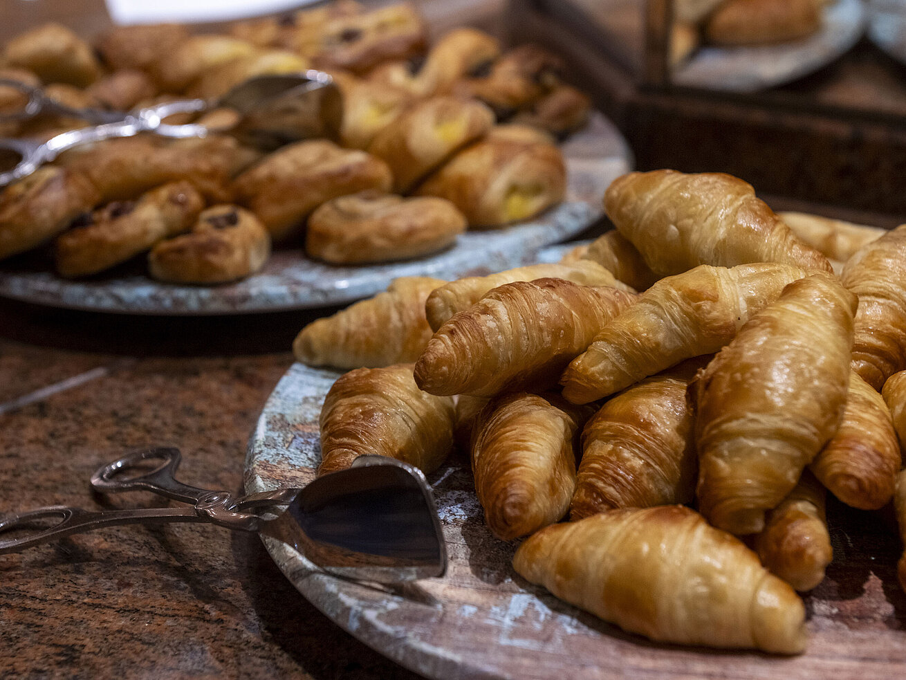 Auswahl an süßem Gebäck und Croissants am Frühstücksbuffet.