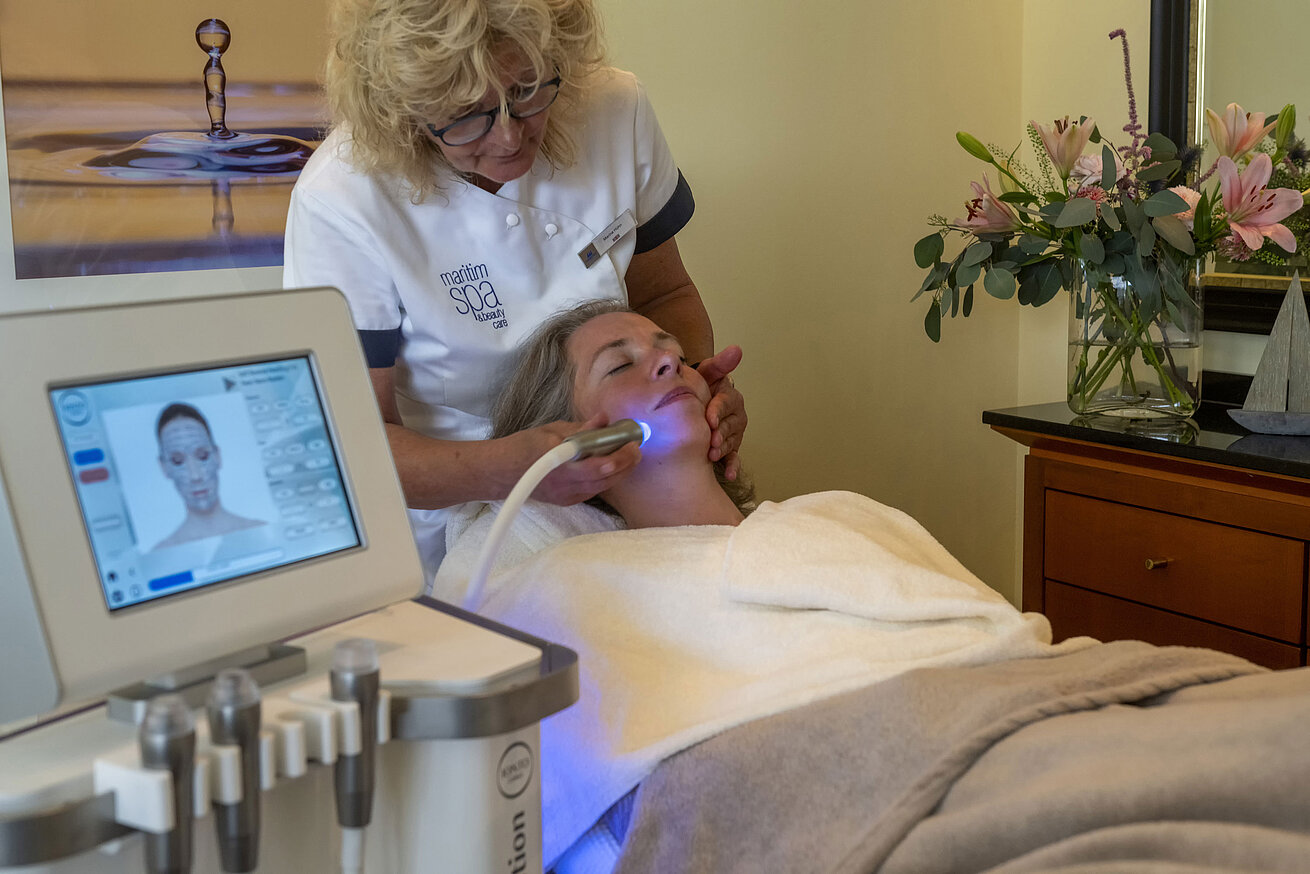 Gesichtsbehandlung im Maritim Seehotel Timmendorfer Strand Spa für Entspannung und Hautpflege mit moderner Technologie.