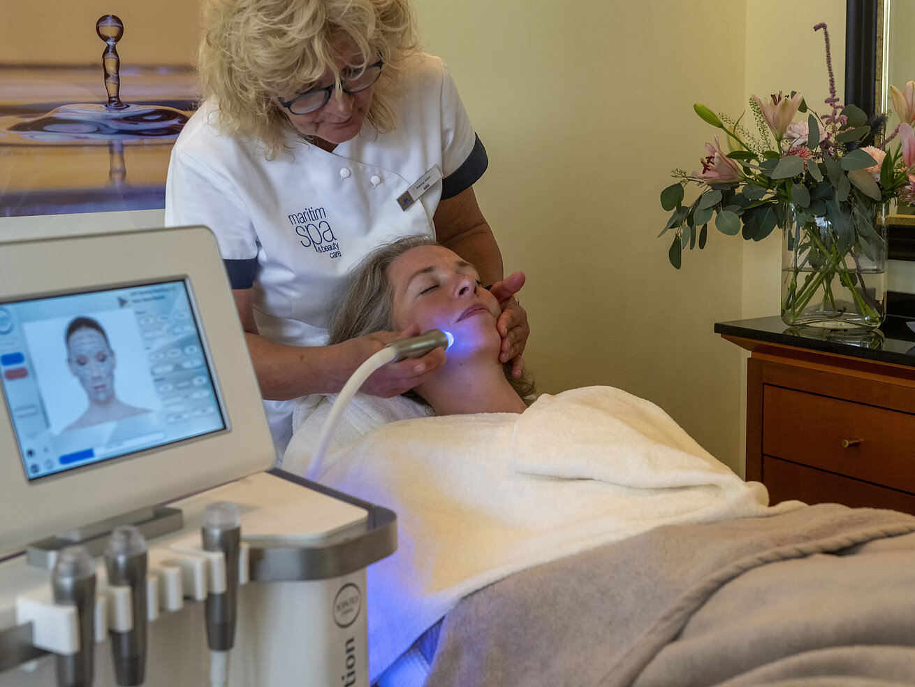 Gesichtsbehandlung im Maritim Seehotel Timmendorfer Strand Spa für Entspannung und Hautpflege mit moderner Technologie.