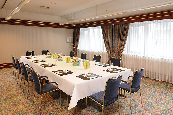 Heller Besprechungsraum mit U-förmiger Bestuhlung und frischer Dekoration im Maritim Hotel Magdeburg.