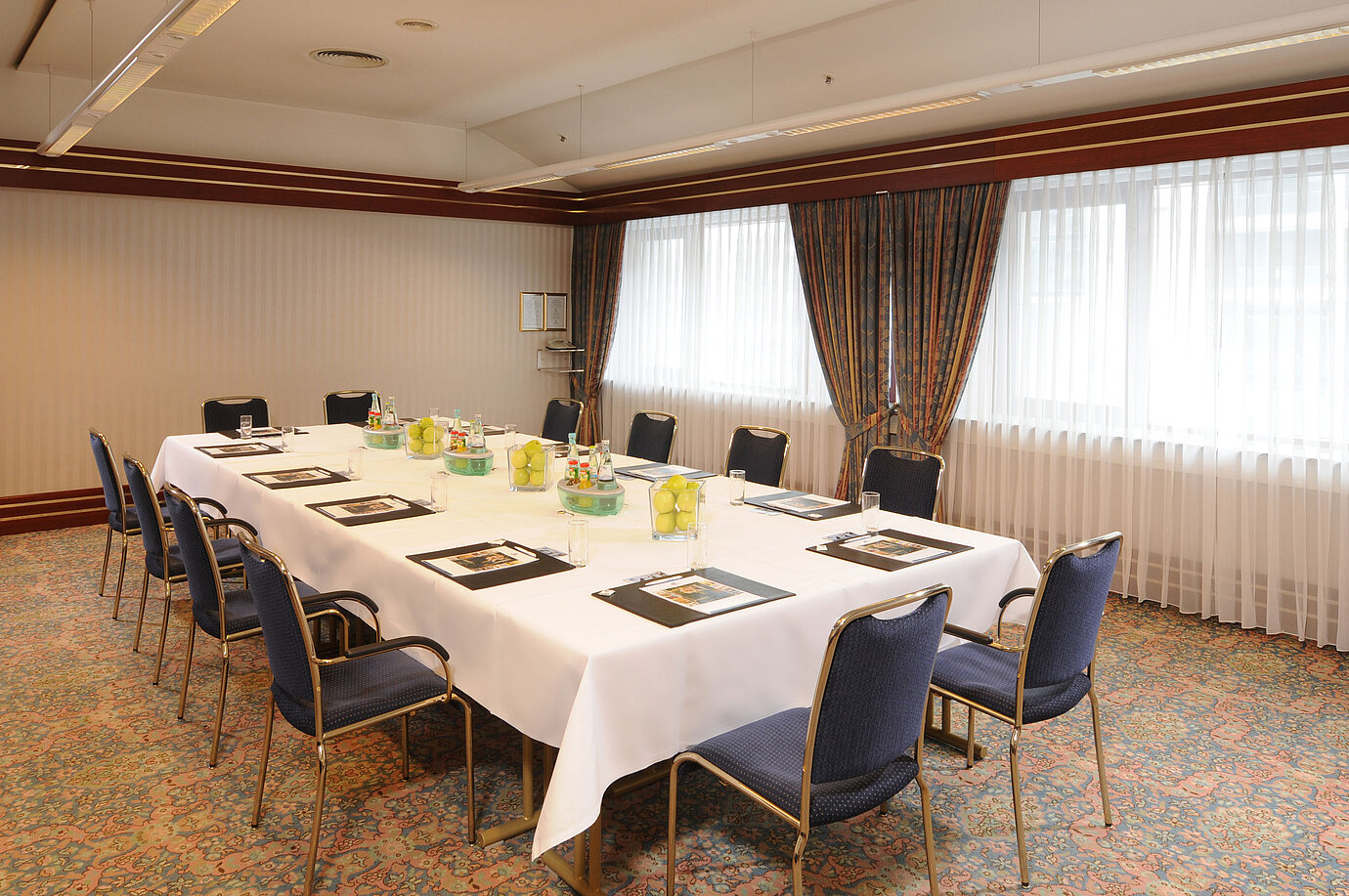 Heller Besprechungsraum mit U-förmiger Bestuhlung und frischer Dekoration im Maritim Hotel Magdeburg.