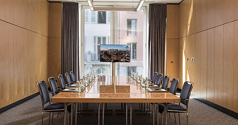 Salon I im Maritim proArte Hotel Berlin, Konferenzraum mit natürlichem Licht und moderner Konferenztechnik.