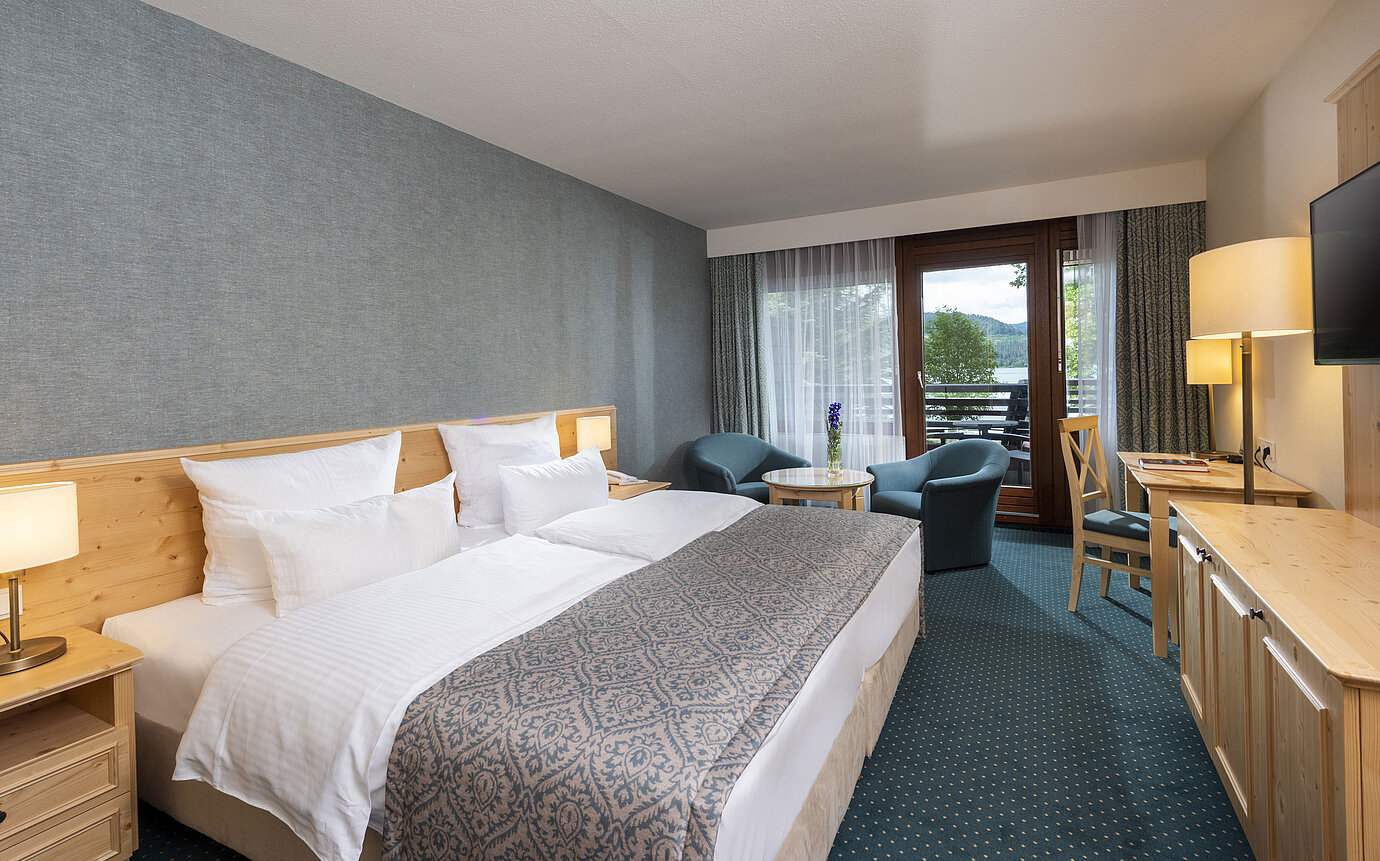 Modernes Hotelzimmer im Maritim Hotel Titisee mit Balkon und Blick auf den Titisee