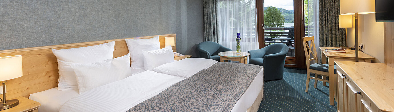 Modernes Hotelzimmer im Maritim Hotel Titisee mit Balkon und Blick auf den Titisee