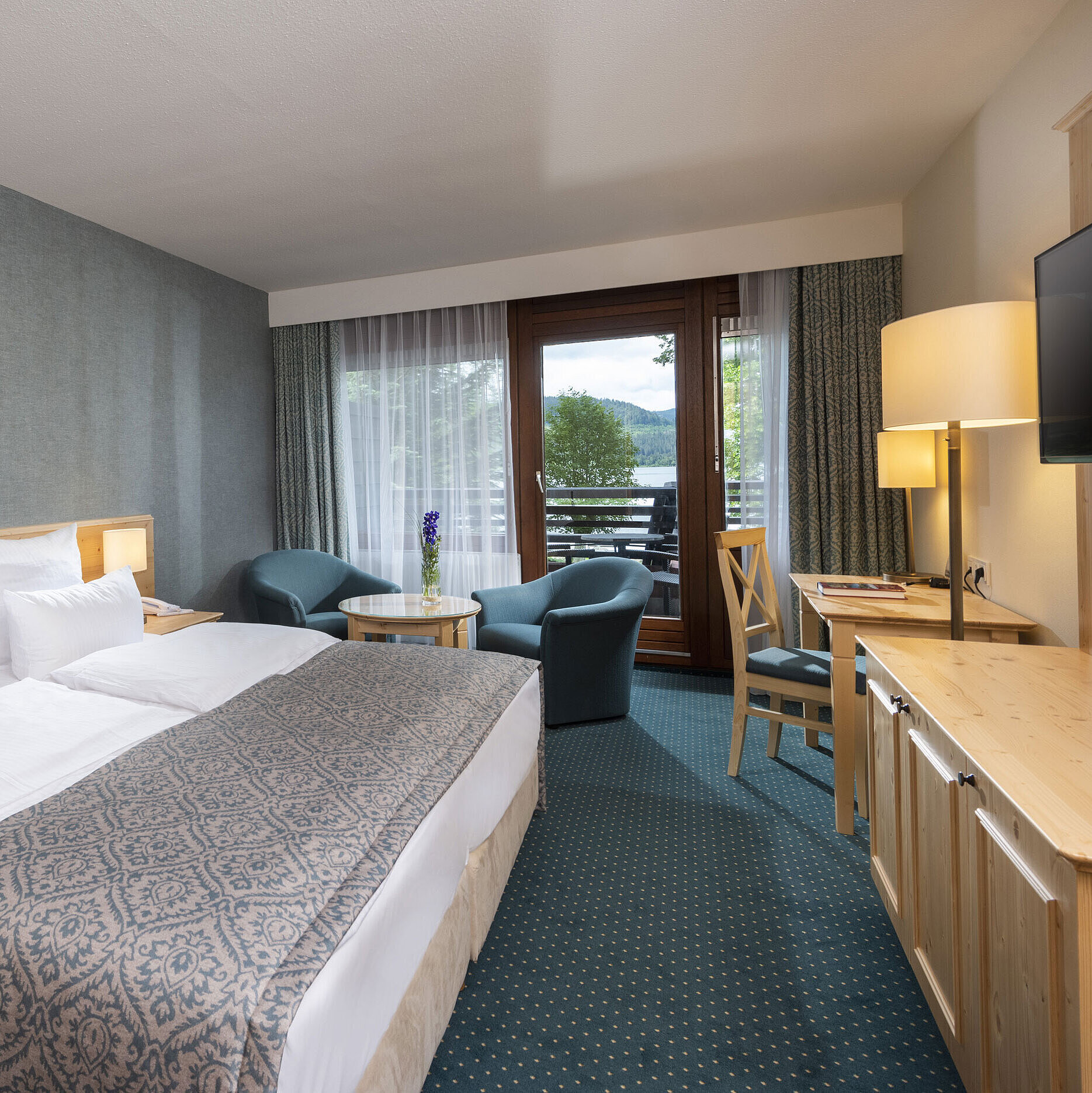 Studio Modernes Hotelzimmer im Maritim Hotel Titisee mit Balkon und Blick auf den Titisee