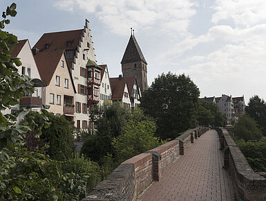 Blick auf die historische Stadtmauer und Fachwerkhäuser in der Ulmer Altstadt nahe dem Hotel.