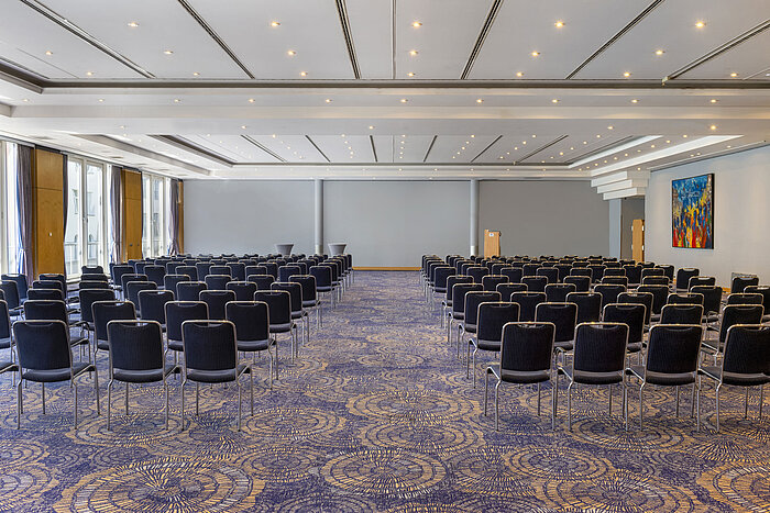Großer Konferenzraum Saal II im Maritim proArte Hotel Berlin mit Stuhlreihen und hellem Ambiente, ideal für Tagungen.