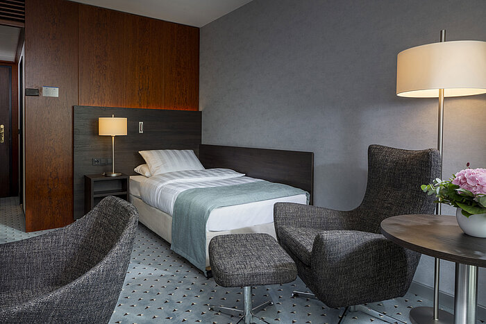 Superior Einzelzimmer im Maritim Hotel Bremen mit modernem Design, bequemen Sesseln und eleganter Beleuchtung.