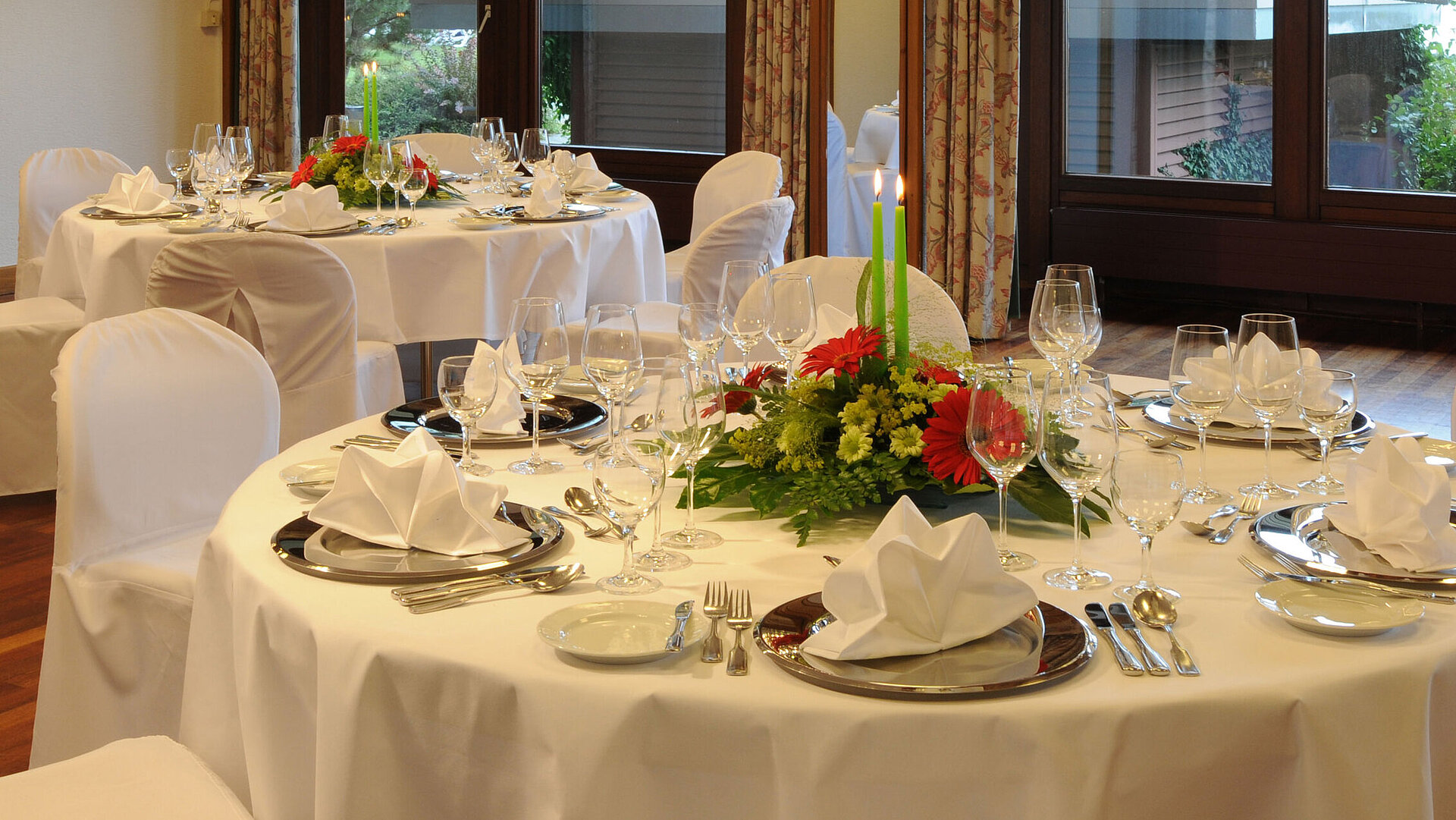 Salon Schauinsland Bankett runde Tische Detailaufnahme eines festlich gedeckten Tisches mit Blumenschmuck im Maritim Hotel Titisee