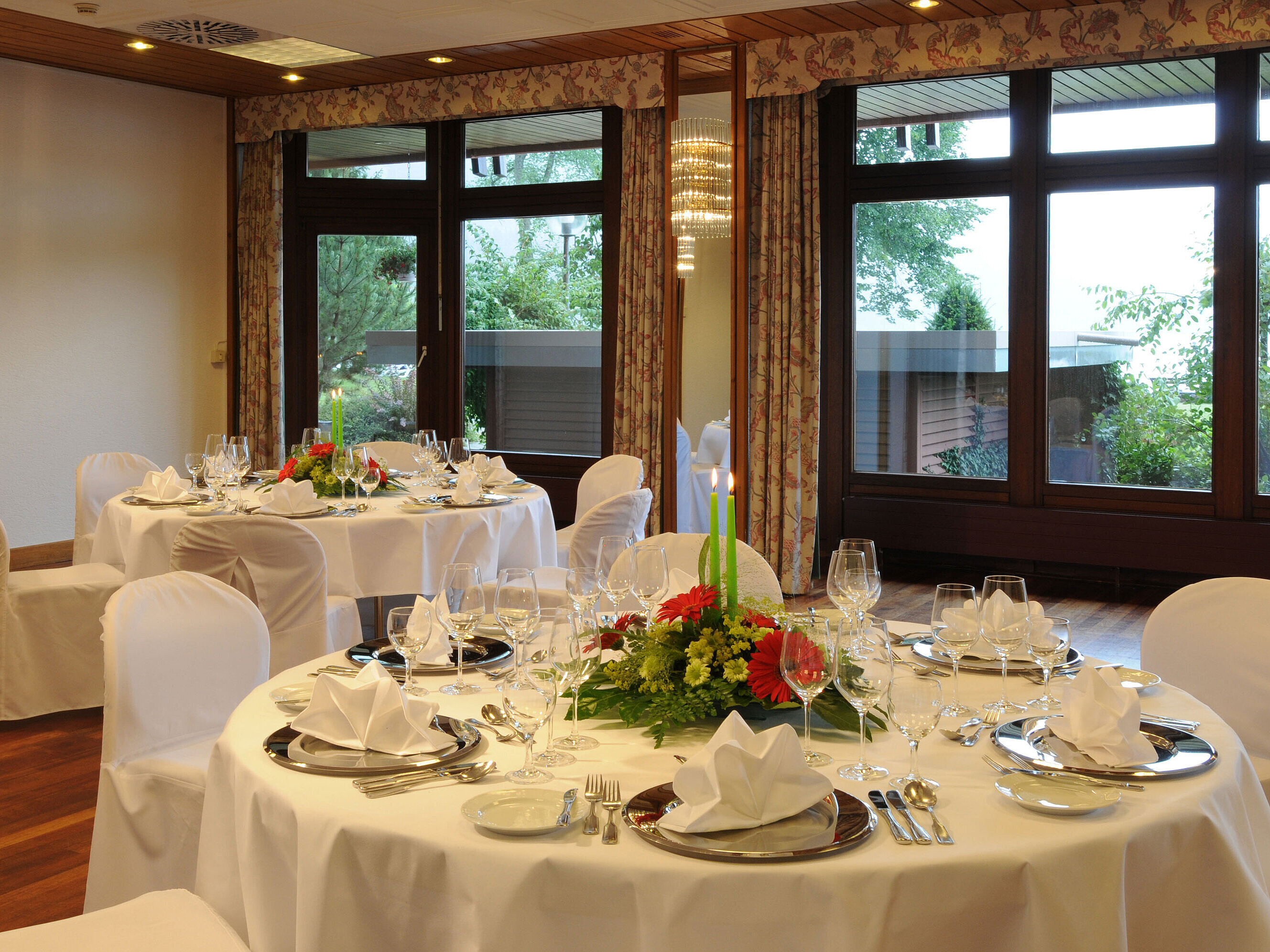 Detailaufnahme eines festlich gedeckten Tisches mit Blumenschmuck im Maritim Hotel Titisee