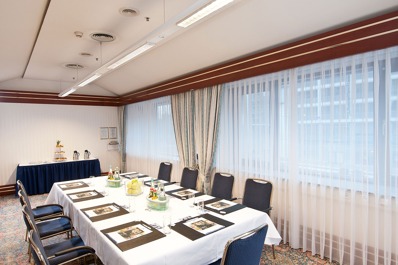 Eleganter Meetingraum mit Tageslicht und Kaffeepause für Tagungsgäste im Maritim Hotel Magdeburg.