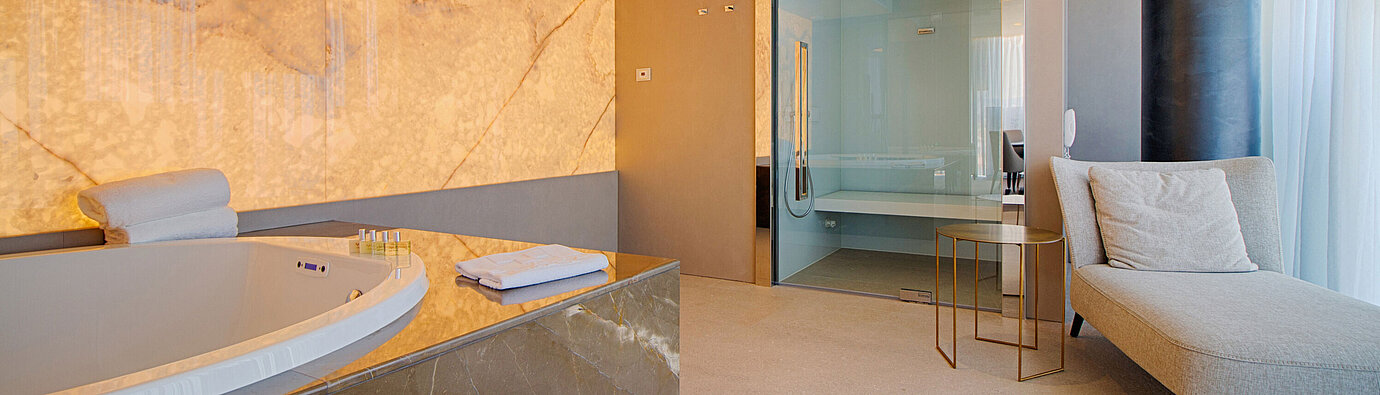 Elegante Spa-Suite mit Whirlpool und Relaxliegen im Maritim Hotel Plaza Tirana