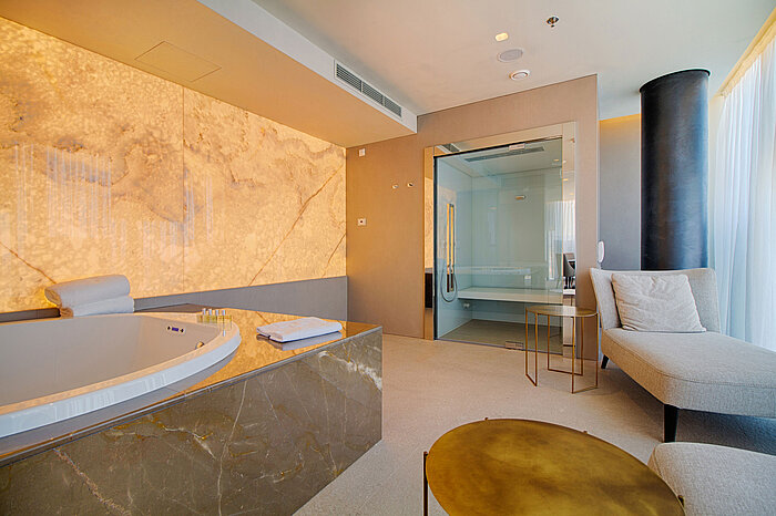 Elegante Spa-Suite mit Whirlpool und Relaxliegen im Maritim Hotel Plaza Tirana