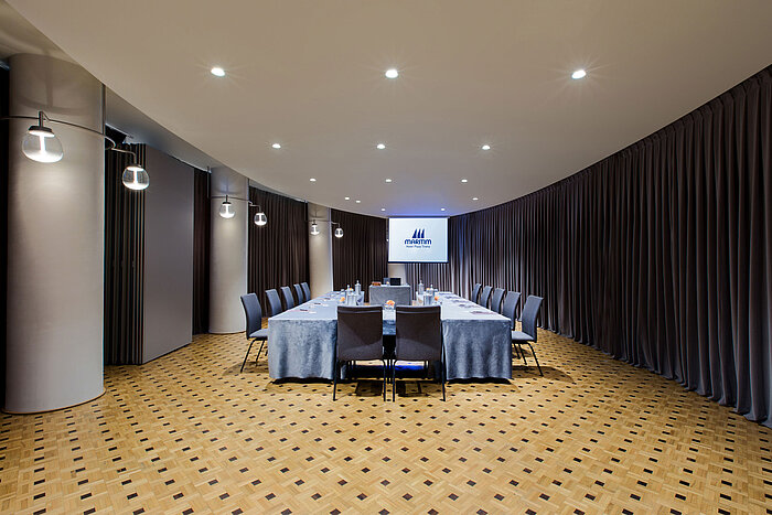 Moderner Tagungsraum im Maritim Hotel Plaza Tirana mit U-Bestuhlung, Leinwand und elegantem Vorhangdesign