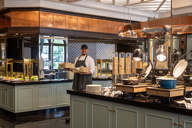 Mitarbeiter am Frühstücksbuffet im Restaurant Landgraf, Maritim Hotel Darmstadt, mit frischen Backwaren.