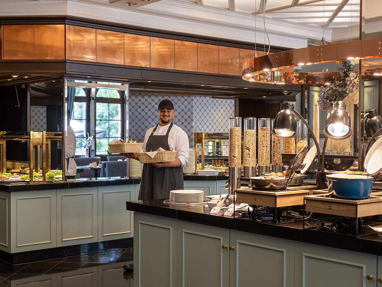 Mitarbeiter am Frühstücksbuffet im Restaurant Landgraf, Maritim Hotel Darmstadt, mit frischen Backwaren.