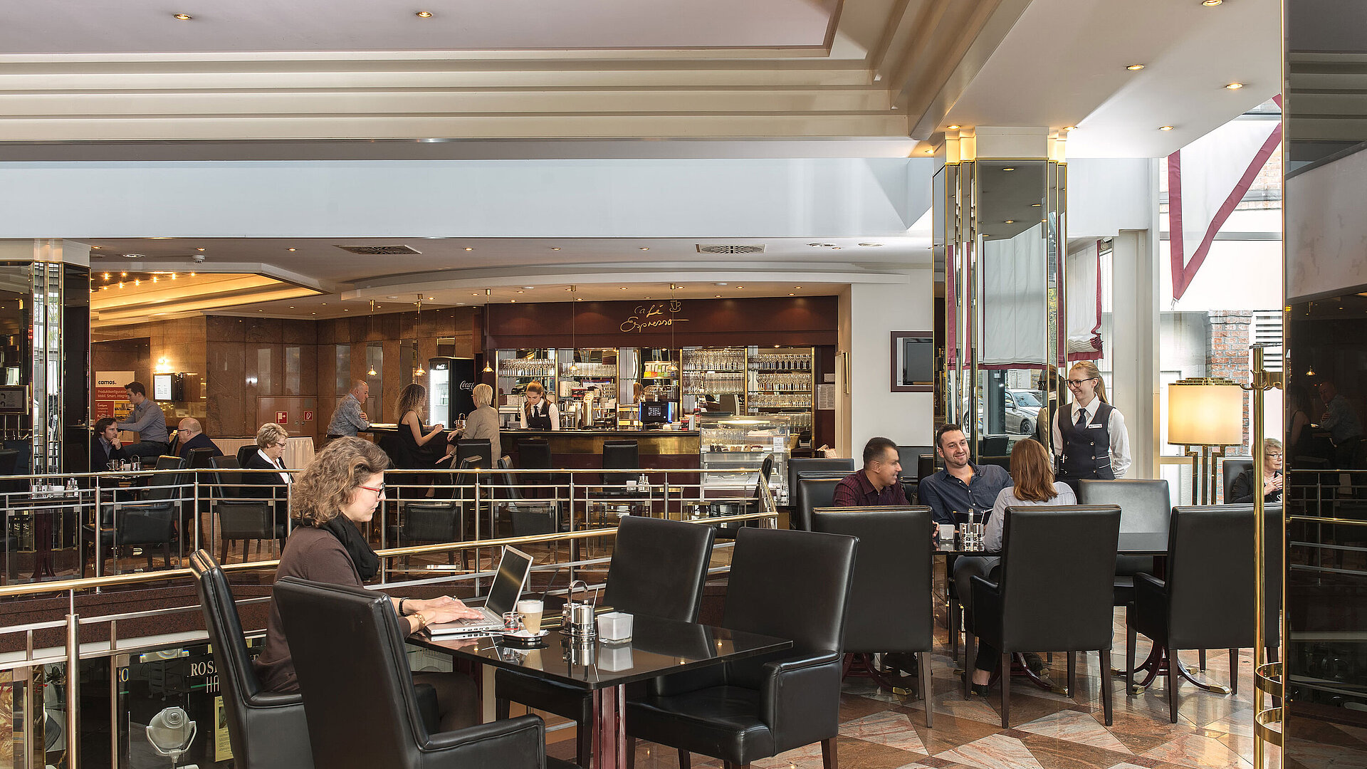 Gäste genießen Kaffee und Snacks im stilvollen Café Espresso im Maritim Hotel Stuttgart