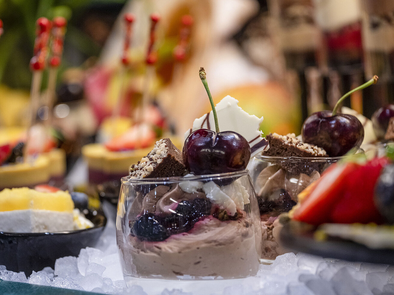Buffet Dessertglas mit Schokocreme, Kirsche und Gebäck am Buffet des Maritim proArte Hotel Berlin für besondere Genussmomente.