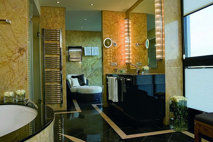 Luxuriöses Bad der Präsidentensuite im Maritim  Düsseldorf mit Marmorwänden, moderner Ausstattung und eleganter Beleuchtung.