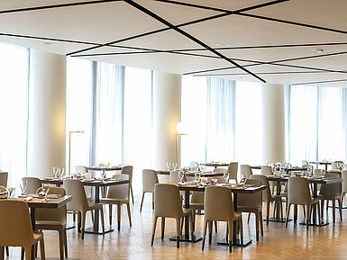 Großzügiger, lichtdurchfluteter Restaurantbereich mit moderner Decke im Maritim Hotel Plaza Tirana