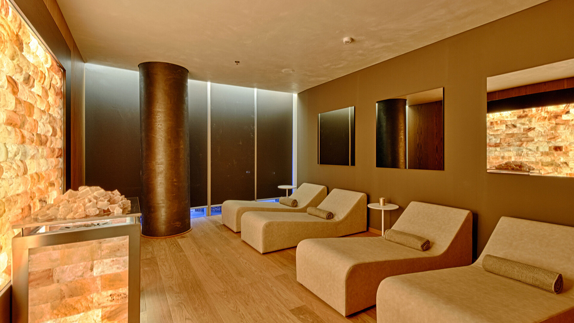 Spa Entspannungsraum mit beheizten Liegen und Salzwand im Oblivion Spa im Maritim Hotel Plaza Tirana