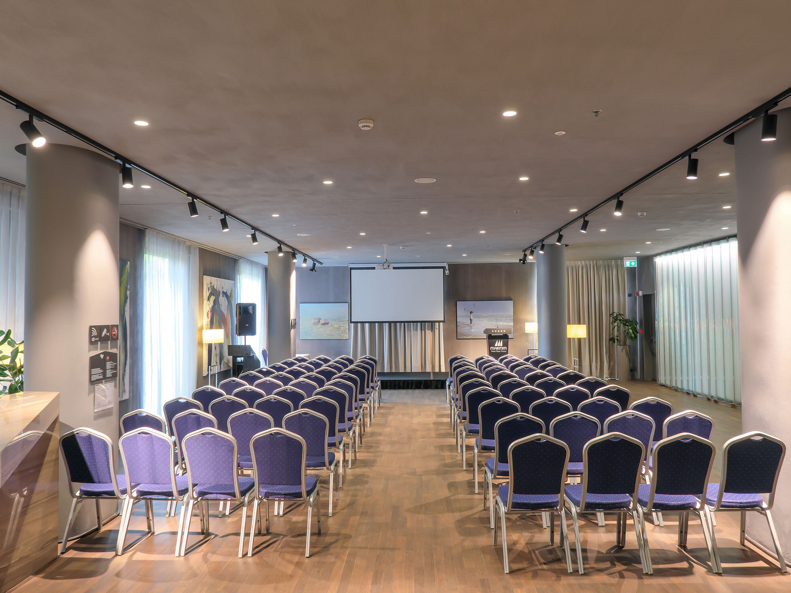 Heller Veranstaltungsraum im Maritim Hotel Plaza Tirana mit Reihenbestuhlung und Leinwand