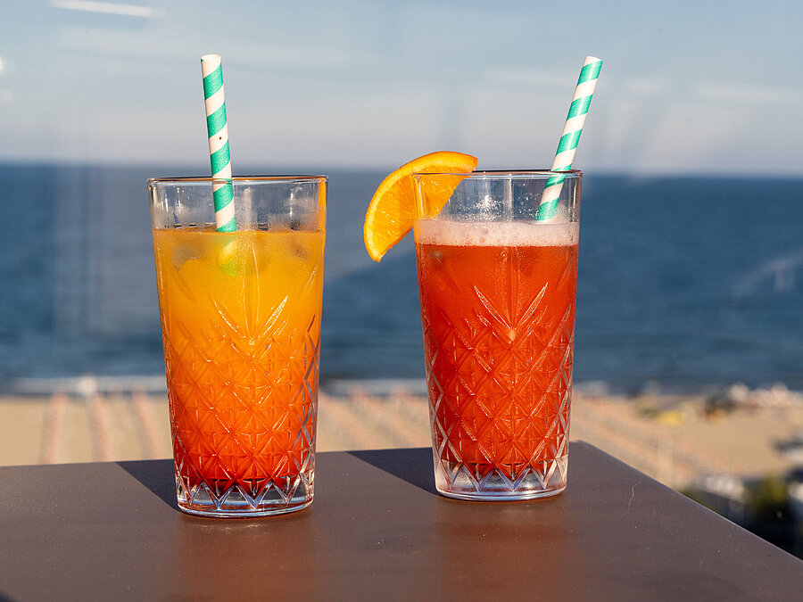 Cocktails mit Meerblick