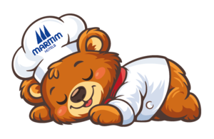 Schlafender Maritim Bär Cartoon-Bär im Kochoutfit schläft entspannt mit Maritim Kochmütze auf dem Boden.