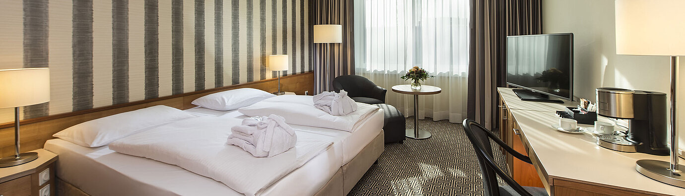 Superior Zimmer Helles Doppelzimmer mit Schreibtisch, Sesseln und großem Bett im Maritim Hotel Stuttgart
