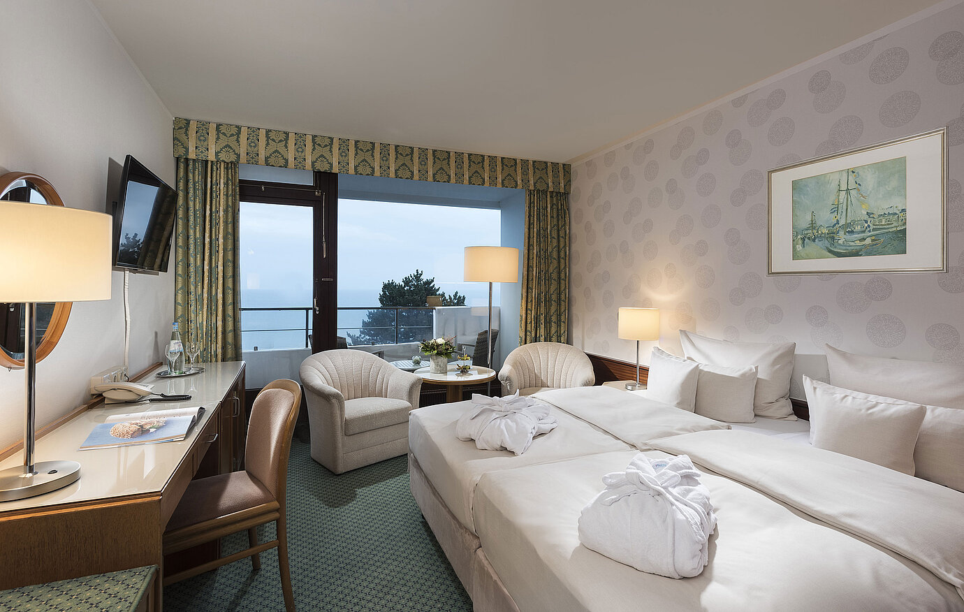 Superior Zimmer mit Meerblick, Doppelbett und Balkon im Maritim Seehotel Timmendorfer Strand.