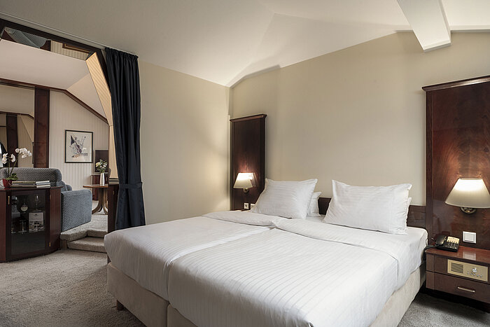 Modernes Schlafzimmer mit Doppelbett und warmem Licht im Maritim Hotel Bad Wildungen