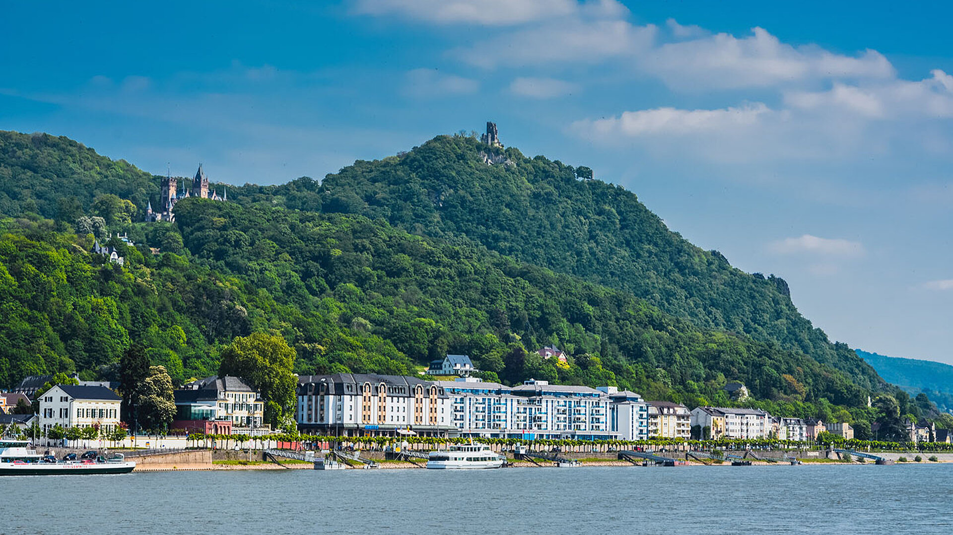 Blick auf Königswinter am Rhein mit dem Drachenfels im Siebengebirge