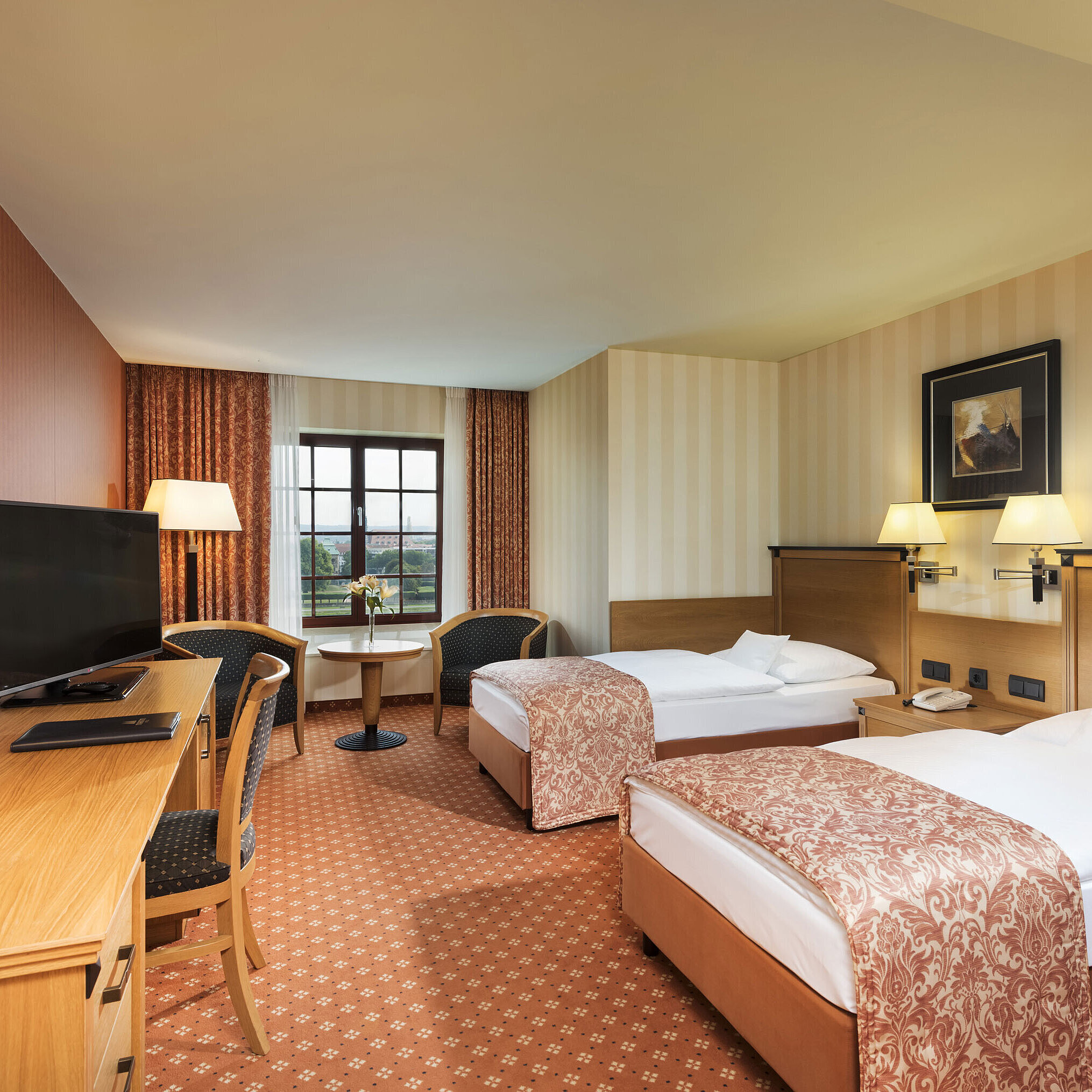 Superior Zimmer im Maritim Hotel Dresden mit zwei Einzelbetten, Schreibtisch, TV und Blick auf die Elbe.