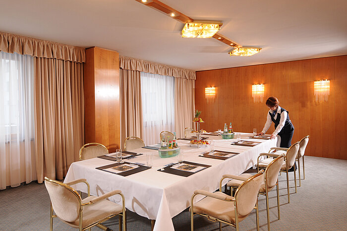 Stilvoll eingerichteter Konferenzraum im Maritim Hotel Magdeburg mit gedecktem Tisch und Service.