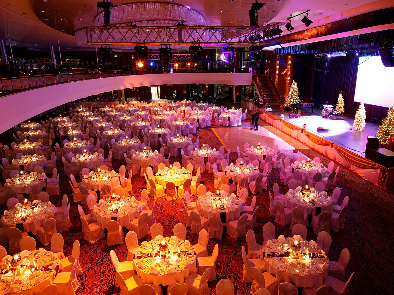 Festlich dekorierter Ballsaal für Weihnachtsfeier oder Gala im Hotel