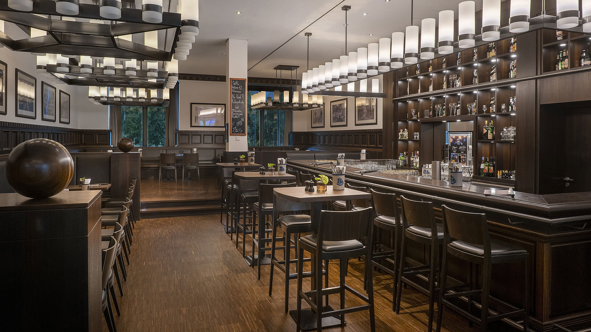 Rheinische Stov Gemütliches Restaurant "Rheinische Stov" im Maritim Hotel Düsseldorf mit stilvollem Design und rheinischer Gastfreundschaft.