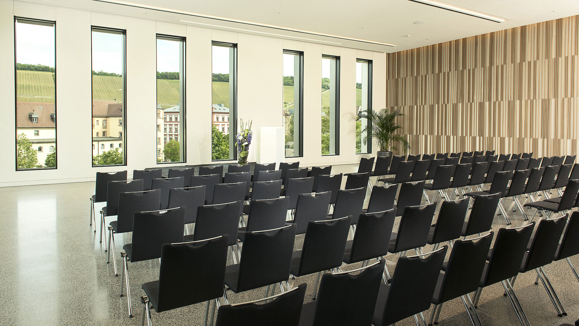 Moderner Veranstaltungsraum im Maritim Hotel Würzburg mit Blick auf Weinberge und große Fenster