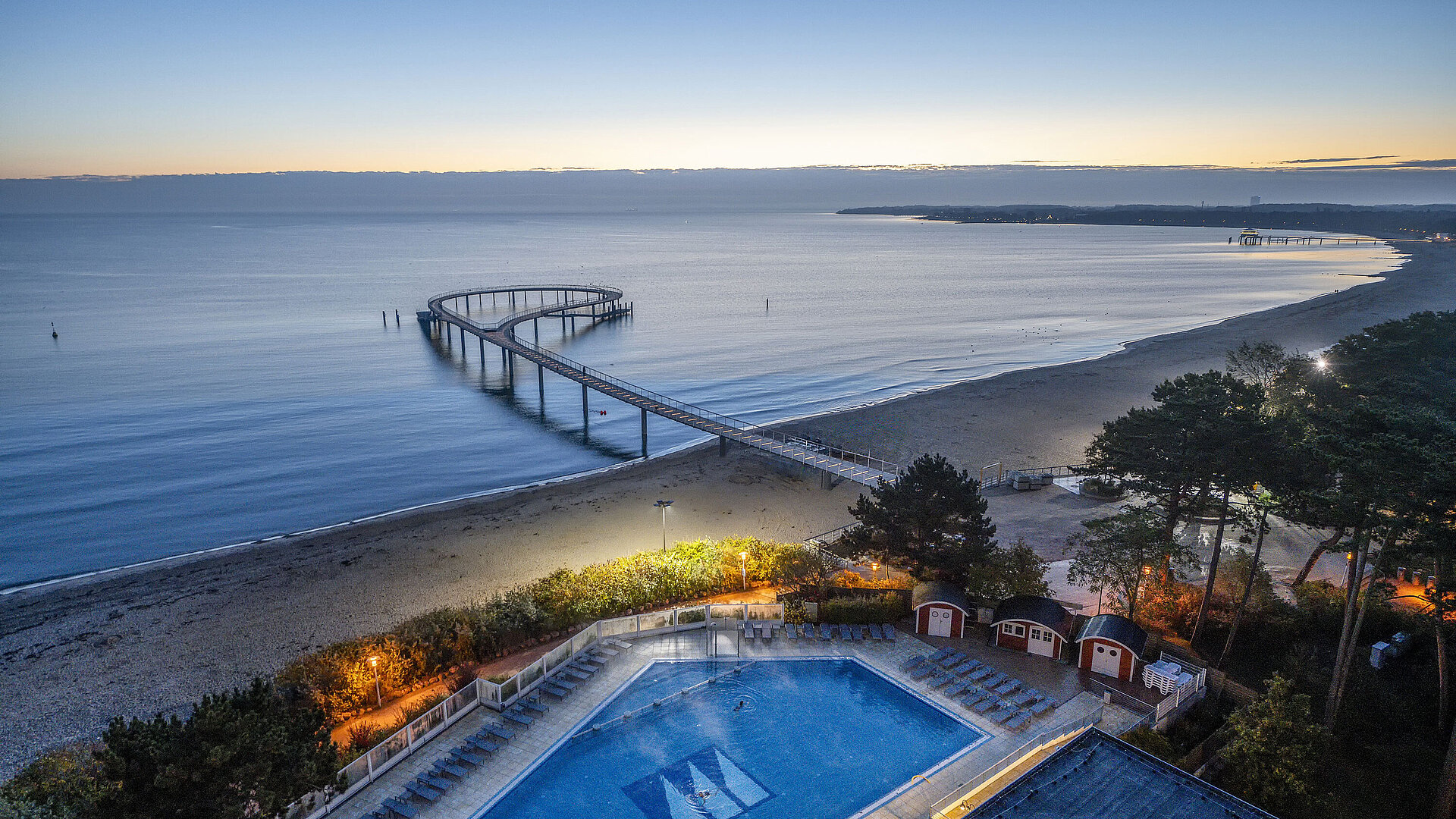 Abendblick auf die Seebrücke und Pool Abendlicher Blick auf die Seebrücke und den beleuchteten Pool des Maritim Seehotels in Timmendorfer Strand.