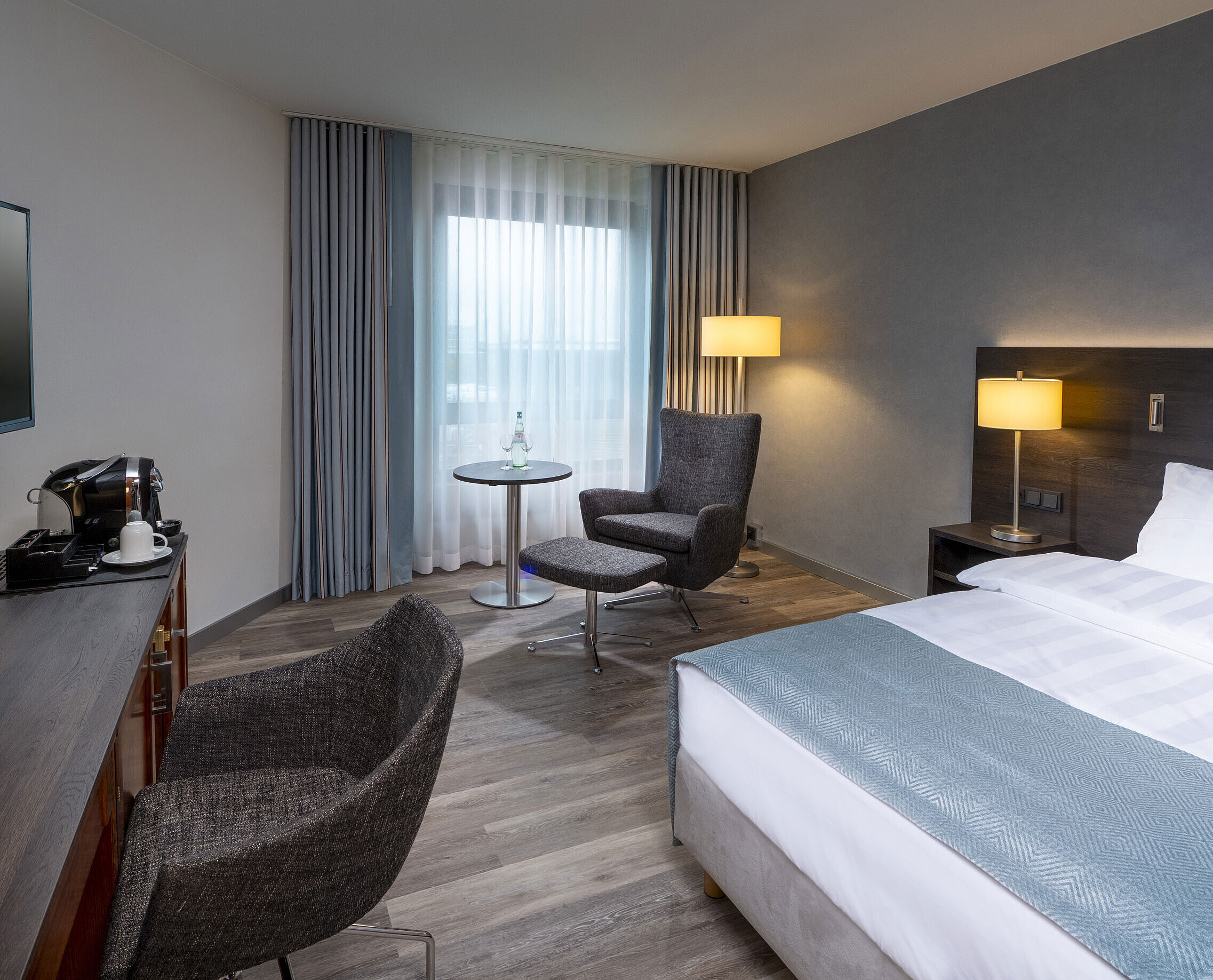 Superior Queen Zimmer Modern eingerichtetes Superior Queen Zimmer mit Schreibtisch, Fernseher, Sitzbereich und komfortablem Bett im Maritim Bremen.