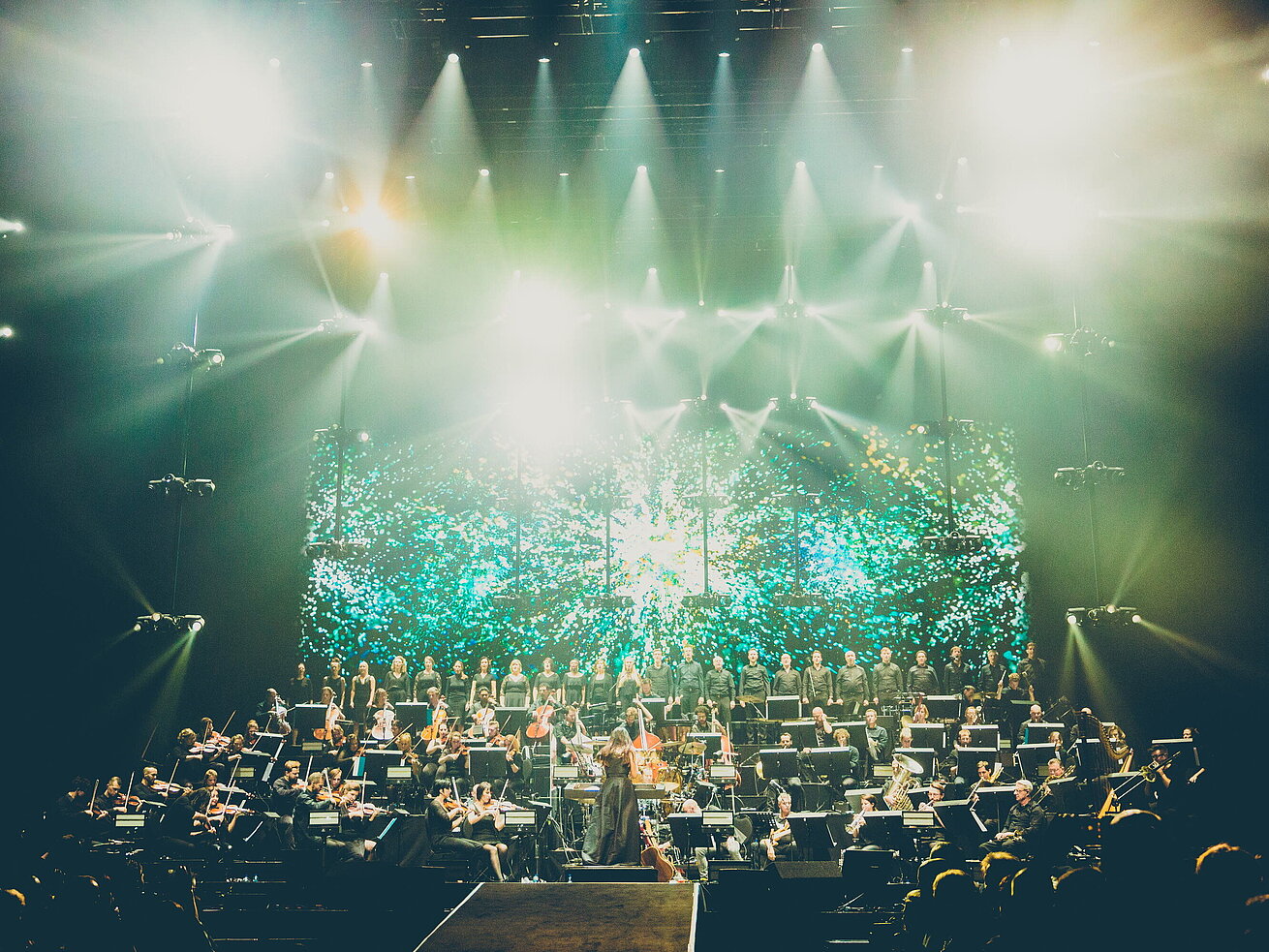 Night of the Proms Großes Orchester und Chor auf Bühne mit Lichteffekten bei Konzertaufführung