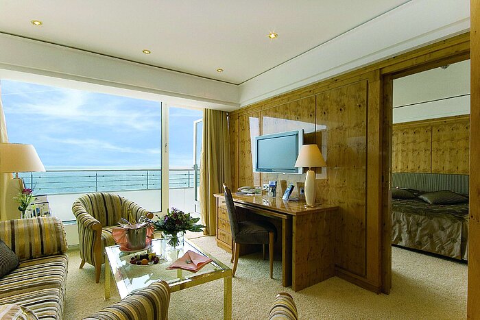 Penthouse-Suite im Maritim Seehotel Timmendorfer Strand mit Meerblick, Wohnbereich und separatem Schlafzimmer.