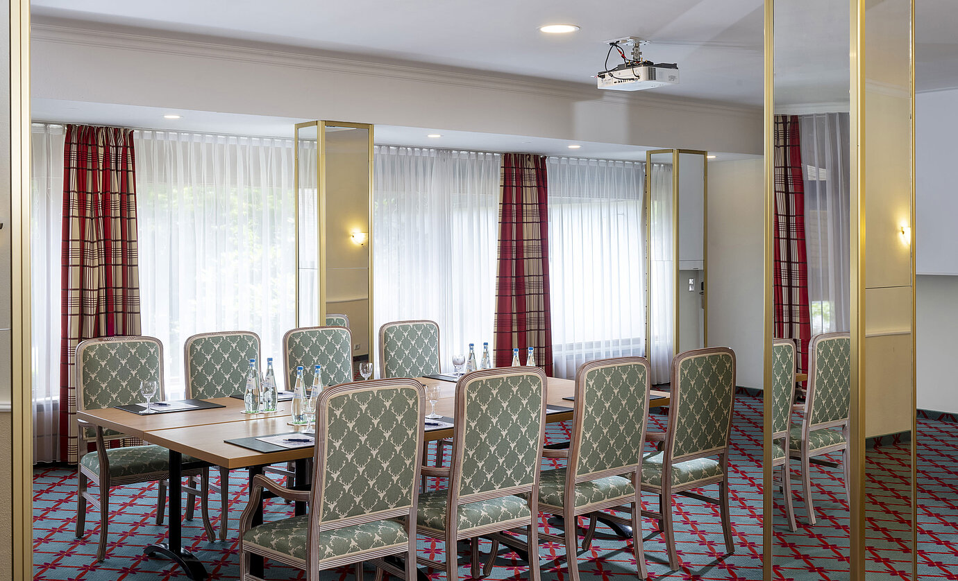 Kleiner Konferenzraum mit eleganter Bestuhlung im Maritim Hotel Titisee