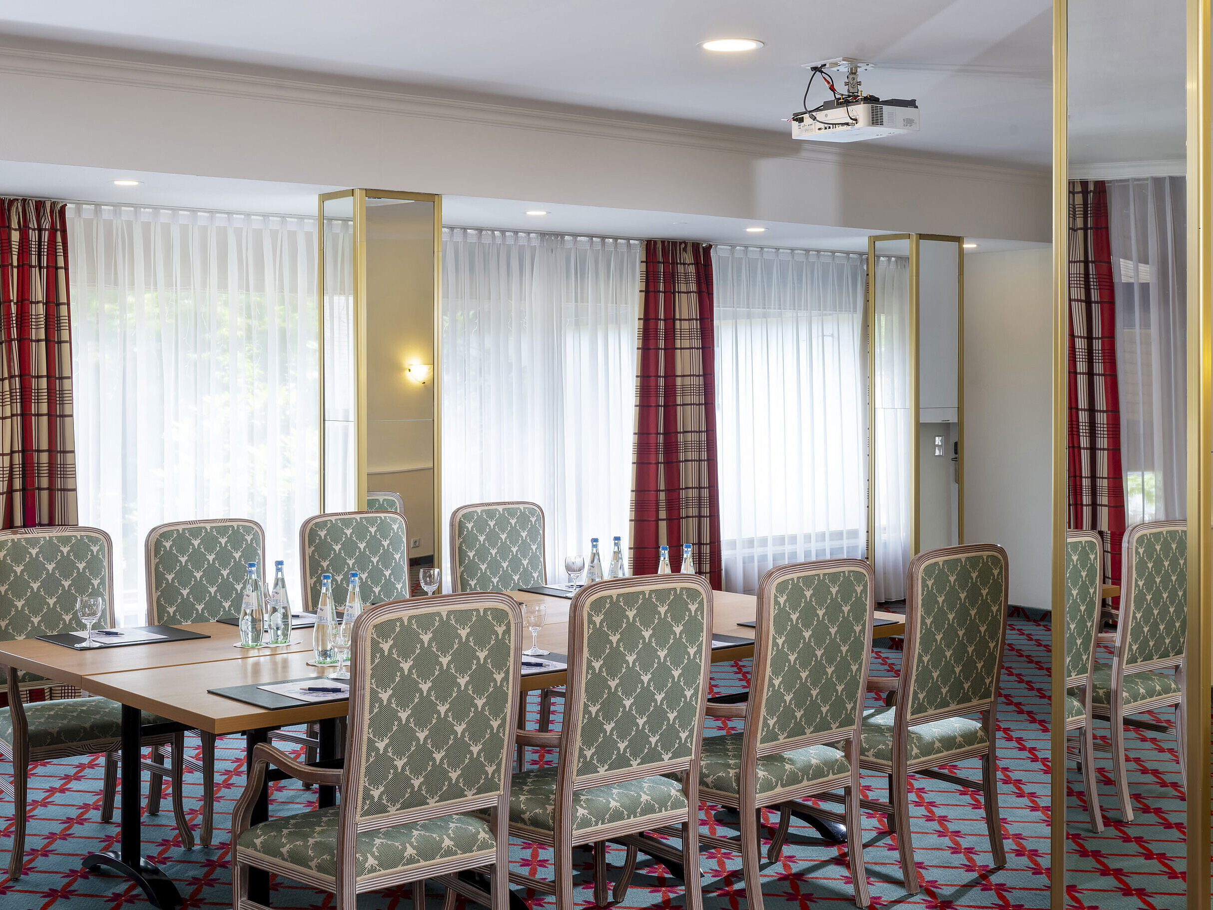 Kleiner Konferenzraum mit eleganter Bestuhlung im Maritim Hotel Titisee