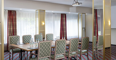 Kleiner Konferenzraum mit eleganter Bestuhlung im Maritim Hotel Titisee