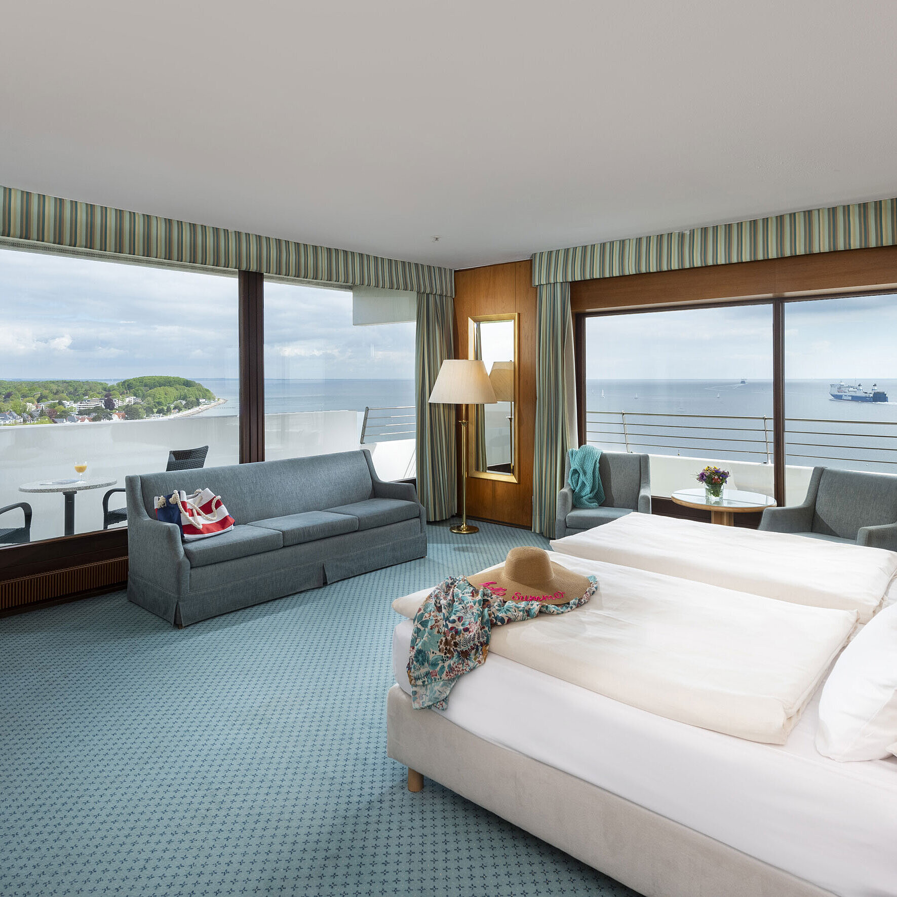 Junior Suite Großzügiges Zimmer im Maritim Hotel Travemünde mit Blick auf die Ostsee und den Hafen